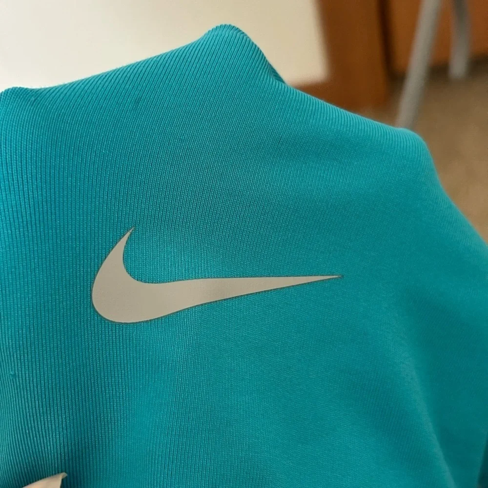 Nike Women's Teal & White line Geometric design Short Sleeve Tee Size XS